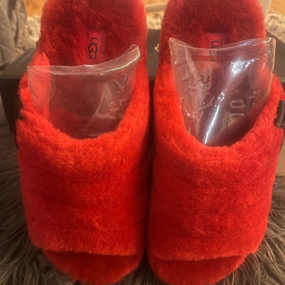 UGG Red Men’s Fluff You slippers . Comfy , warm and stylish . - Picture 5 of 10